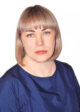 Старшая медсестра Кшинина Екатерина Сергеевна в синем халате