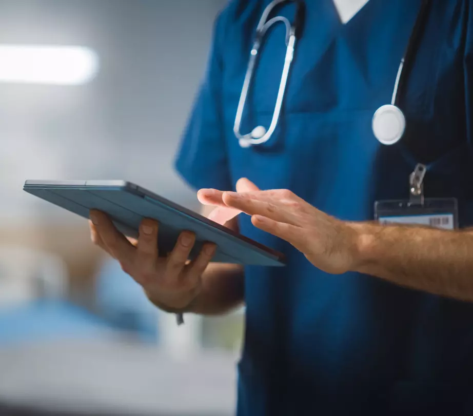Врач с планшетом в руках