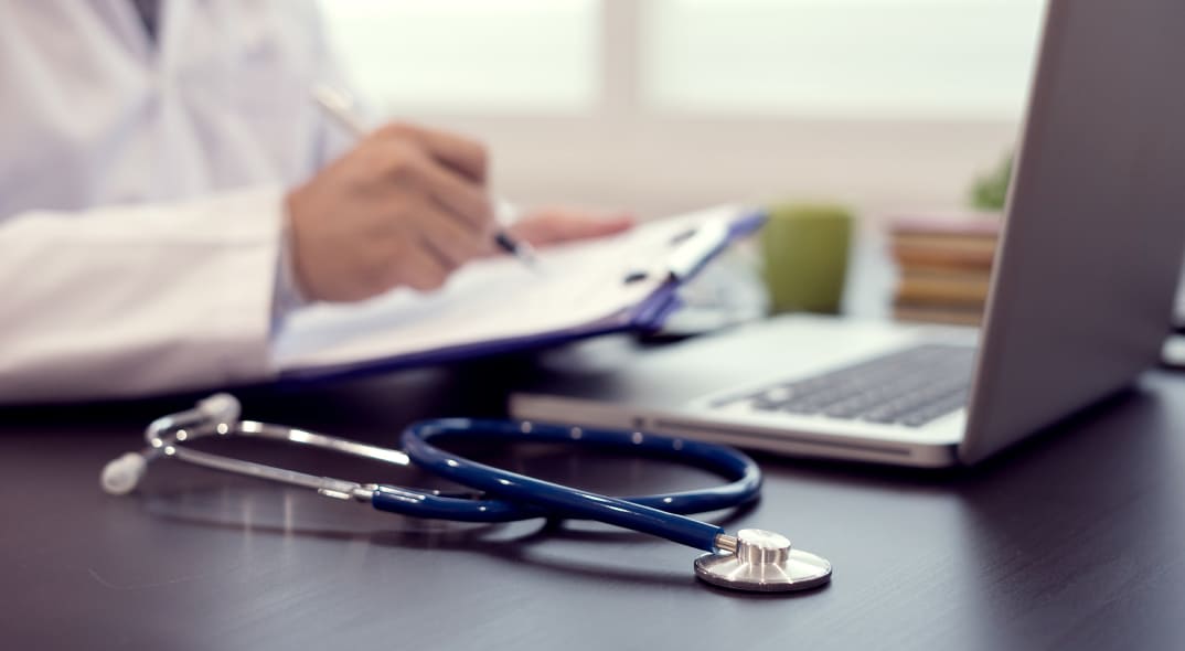 Врач делает записи в журнале