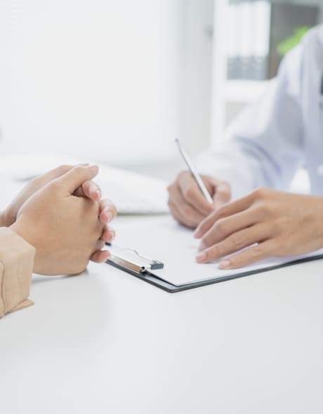 Пациент на консультации в кабинете врача