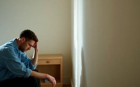 Мужчина держится за голову