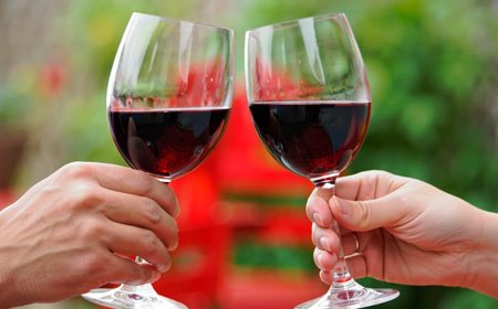 Бокалы вина в руках