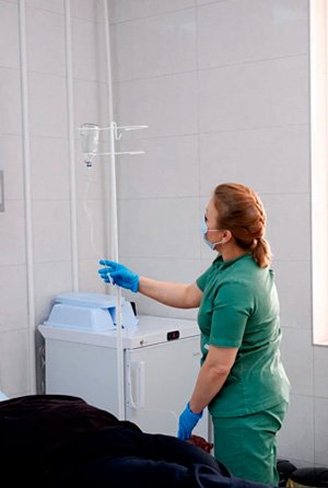 Медсестра ставит капельницу