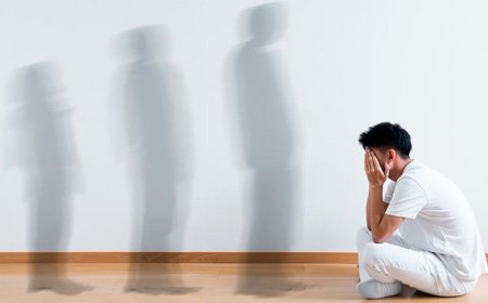 Мужчина закрыв лицо руками сидит на полу