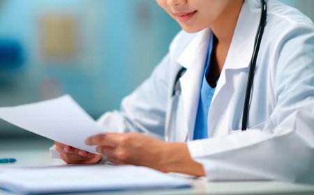 Врач сидит за столом с документом