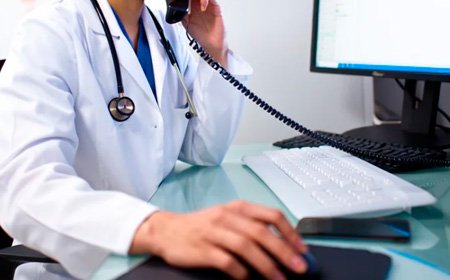 Врач с телефоном