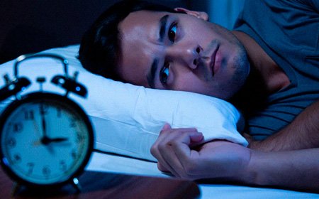 Мужчина лежит на кровати